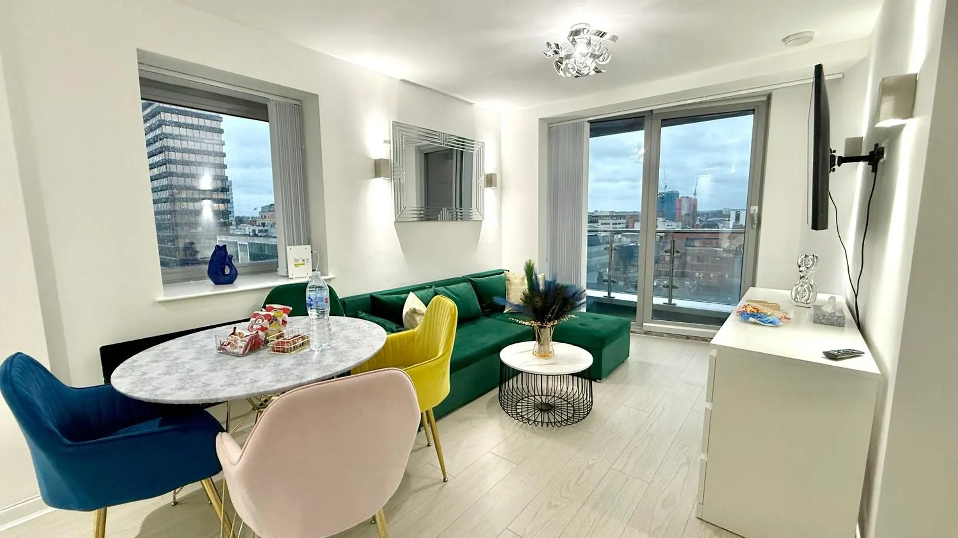 Апартаменты Winner Of 2025 Traveller Award - 2 Double Bed Room Suite In Heart Of Leeds City Centre With Netflix & Wifi Великобритания